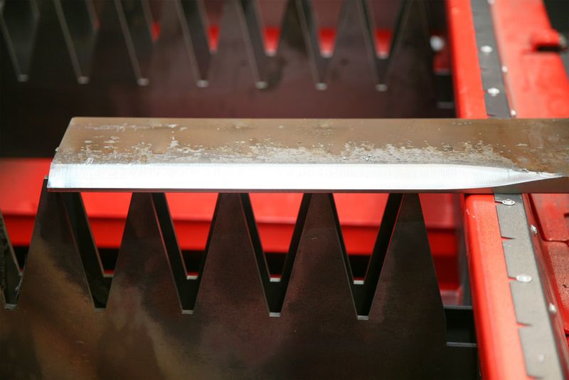 Der Roboter erzeugt präzise die gewünschten Schnittkonturen. (Erl Automation)