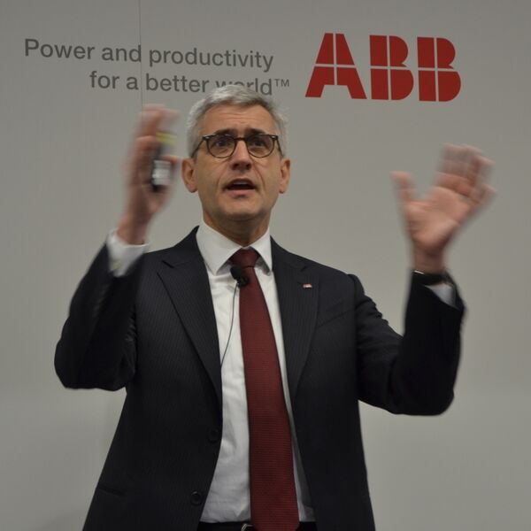 Dr. Ulrich Spiesshofer im Konzernvorstand von ABB stellt gestenreich die Servicekonzepte des Unternehmens vor. (Bild: Jablonski/PROCESS)