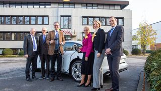 Der Harting Vorstand freut sich über den Zuwachs im Bereich Lade-Infrastruktur für Elektromobilität: Dr. Michael Pütz, Dietmar Harting, Philip Harting, Margrit Harting, Maresa Harting-Hertz und Andreas Conrad (von links nach rechts). (Harting)