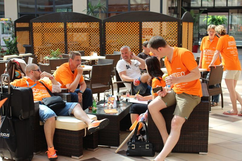 Fahrerbesprechung für die letzte Etappe nach Bratislava über Budapest. (Bild: Holger Esseling)