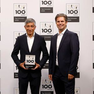 Die IQM Germany GmbH baut Quantencomputer, die in Zukunft wichtige Aufgaben übernehmen sollen. Dem Unternehmen steht dabei laut eigenen Angaben nicht nur das größte Team in Europa zur Verfügung, sondern erschafft damit auch zahlreiche neue Innovationen: 640 wissenschaftliche Veröffentlichungen gehen auf das Konto von IQM Germany. Innovationen im Unternehmen entstehen außerdem durch Ideenwettbewerbe. Rechts im Bild: Stefan Rank (Marketing Manager).(Bild:  KD Busch/compamedia)