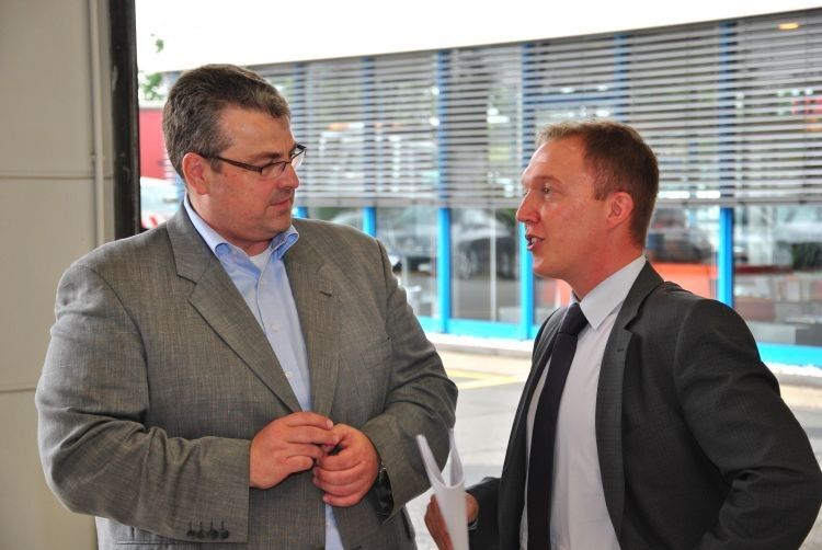 Autohaus-Gitter-Geschäftsführer Heiko Etzhold (re.) erläutert Jurymitglied Stefan Wießmann (li.) von Pirelli die Serviceprozesse im Detail. (Foto: Dominsky)