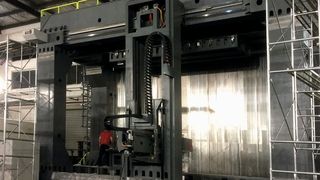 Die Konstruktion einer Rückwand in dieser Größe war eine Premiere für die Hema-Ingenieure. (Hema)