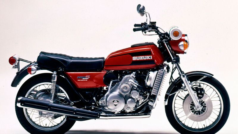 Die Bezeichnung RE bei der Suzuki RE 5 leitet sich aus Rotary Engine (engl. für Wankelmotor) ab. Dieser hat ein Kammervolumen von rund 500 Kubikzentimetern. Vorgestellt wurde das Motorrad 1973 auf der Tokyo Motor Show. Ab 1975 wurde die RE 5 dann für drei Jahre produziert.  (Bild: Suzuki)
