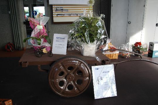 Ein besonderer Hingucker war das erste nach dem Krieg selbstgebaute „Firmenfahrzeug“, ein Handkarren zum Abholen von Ersatzteilen beim Bahnexpress. (Archiv: Vogel Business Media)