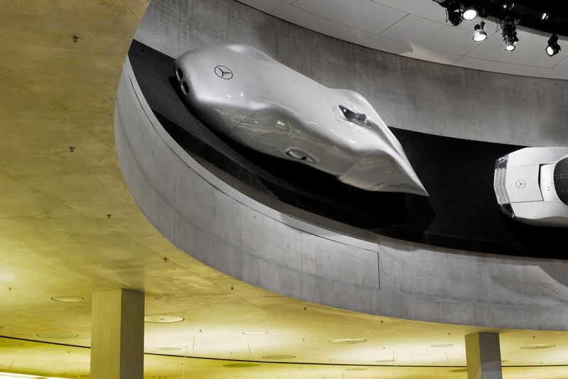 Der Mercedes-Benz W-125-Rekordwagen stellt am 28. Januar 1938 den bis heute gültigen Geschwindigkeitsweltrekord von 432,7 km/h auf öffentlichen Straßen auf. Das Originalfahrzeug ist hier im Mercedes-Benz-Museum zu sehen. (Daimler AG)