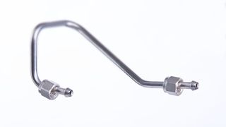 Das ist die „Biege“ in die wasserstoffbasierte Energiezukunft: Leitungen, die mit einem speziellen Voss-System hochdicht verbunden werden können. Das, und passende Hochdruckventile, dominieren den Auftritt des Unternehmens auf der diesjährigen Hannover Messe. (Bild: Voss Fluid)