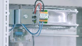 Die Mini-Klemmen sind hier als Betätigungsvariante Drücker verbaut. Die großzügige Beschriftungsfläche macht es übersichtlich, wodurch Installation und Wartung einfacher wird.  (Wago)