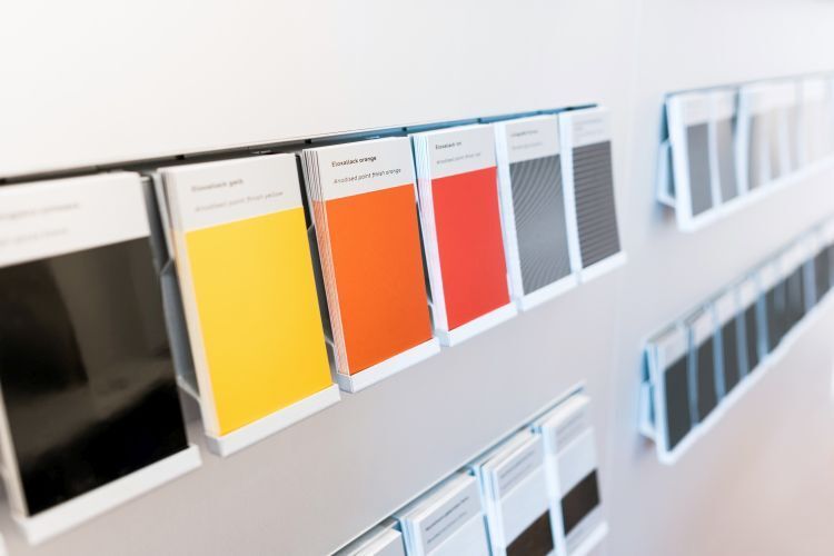 Selbst im digitalen Zeitalter wollen Kunden den Lack ihres Wunschfahrzeugs oft noch ungefiltert sehen. (Anna Lena Straßer)