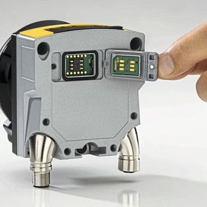 Praktisch beim Austausch: Mit dem wechselbaren Konfigurationsspeicher wird die Konfiguration schnell und einfach auf das neue Gerät übertragen.(Bild:  Leuze Electronik)