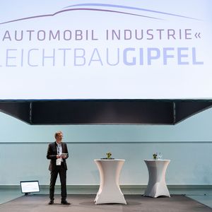„Leichtbau macht das bessere Auto“, sagte Claus-Peter Köth zur Begrüßung der rund 240 Teilnehmer. (Stefan Bausewein)