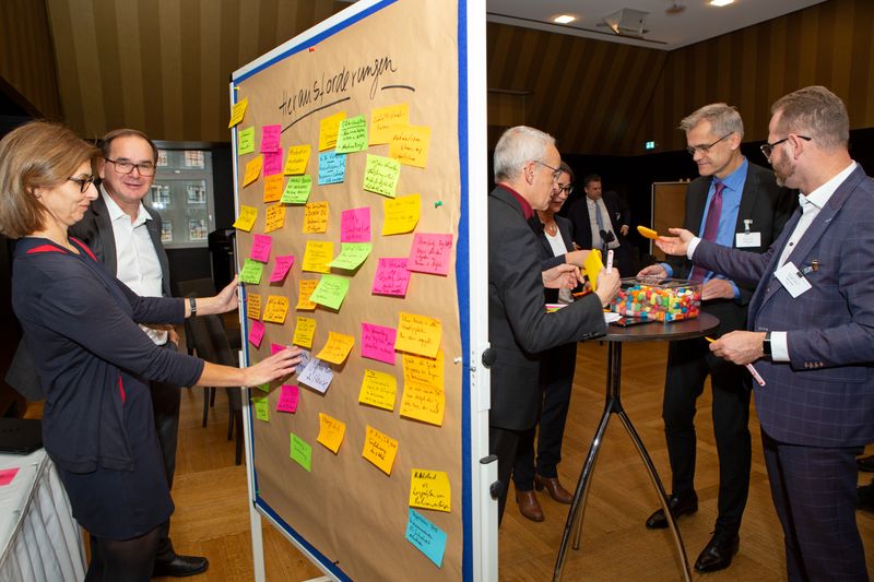 Arbeitsstimmung zu beiden Seiten der Tafel (Gaby Ahnert – Eventfotograf)