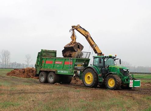 Für Ballenpressen, Ladewagen, Miststreuer, Kipper und Feldspritzen entwickelt die Rockinger Agriculture GmbH Kugelkupplungen mit einem Hochleistungskunststoff der Serie iglidur. Das spart Wartungsaufwand und schont die Umwelt. (Bild:  Igus / Rockinger Agriculture)