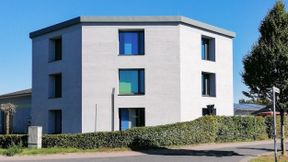 550 m² Quadratmeter Fassadenfläche wurden mit Schweizer Naturkalk verputzt.  (Bild: Agmadata/Haga)