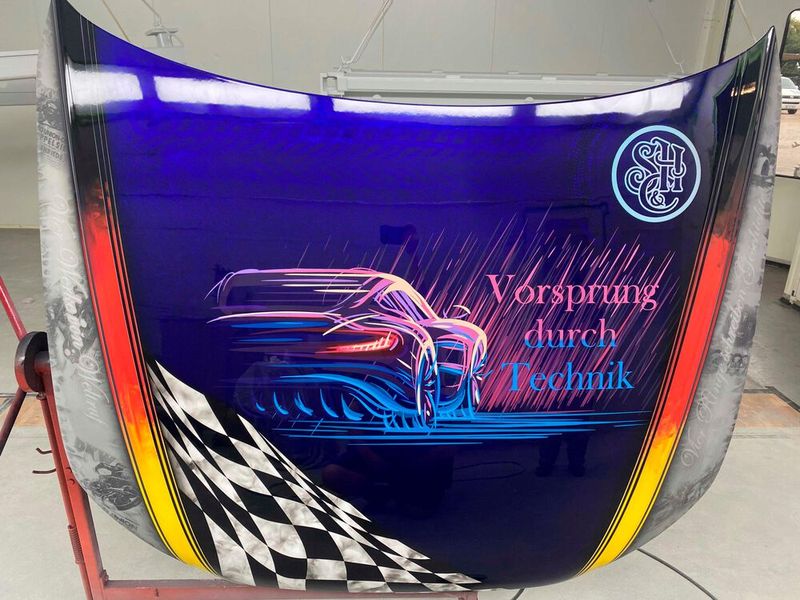 „Deutsche Automobilgeschichte im Wandel der Zeit“ von Laura Walther-Hellfritzsch und David Walther, Autolackiererei Lohs Inh. M. Luther e. K. (Bild: Messe Frankfurt)