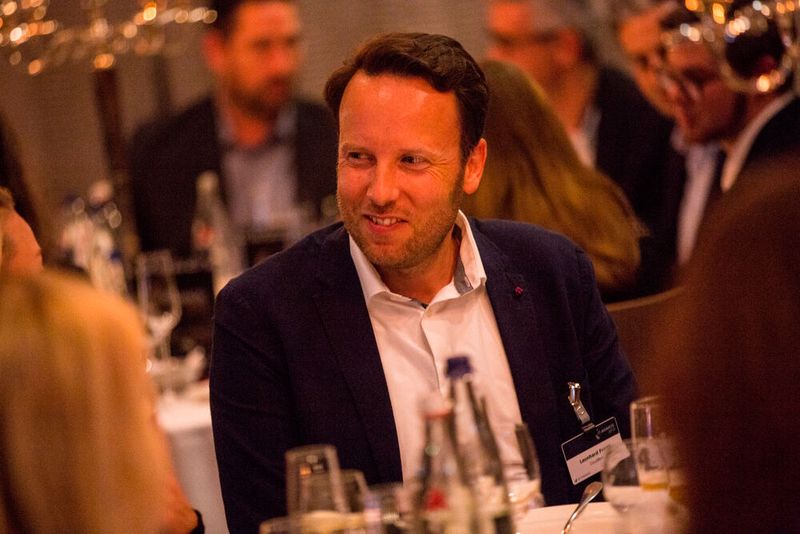 Leonhard Franz von CloudBees lauscht gespannt seinen Tischnachbarn. (Bild: artful rooms / VIT)