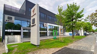 Die PIA-Autohausgruppe hat das Seat-, Cupra- und Skoda-Autohaus im Osten von München neu geplant und in die Höhe gebaut (Bild: PIA/VGRD)