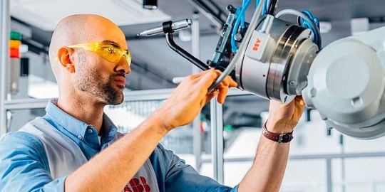 Dpa meldet, dass das für seine Robotersysteme bekannte Unternehmen ABB sein Wachstum im zweiten Quartal 2021 noch steigern konnte. Im Vergleich zur Vorjahresperiode stieg der Umsatz demnach um rund 21 Prozent.(Bild:  ABB)