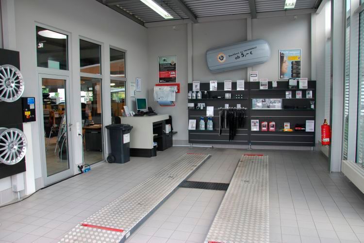 In der Esslinger Dialogannahme werden dem Kunden zahlreiche Zusatzangebote des Hauses näher gebracht. (Foto: Wenz)