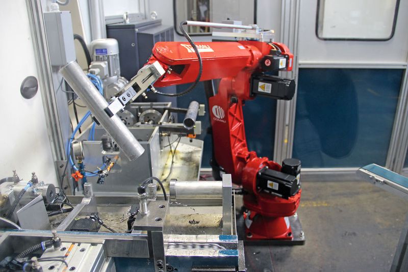 Bestückung der Ladeachsen einer Mittenantriebs-Drehmaschine durch einen NS12-Roboter von Comau. (Sonnenberg)