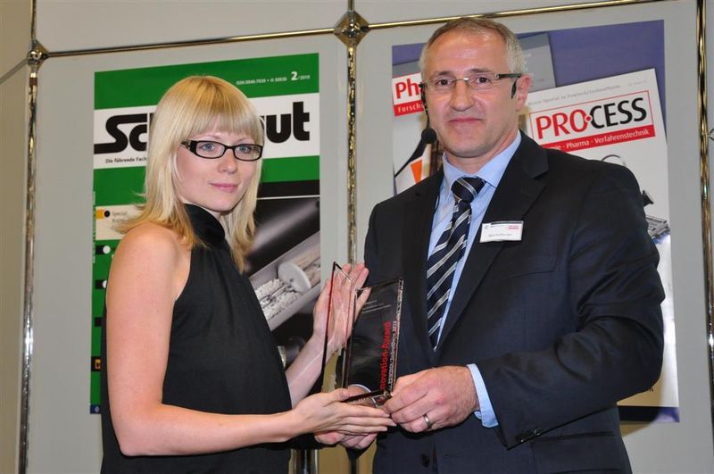 Marketingassistentin Magdalena Stöffler, Gig Karasek, nimmt den Innovation-Award für den Platten-Molekular-Verdampfer, der den ersten Platz in der Kategorie Apparatebau und Verfahrenskomponenten belegte, von Publisher Gerd Kielburger entgegen. (Archiv: Vogel Business Media)