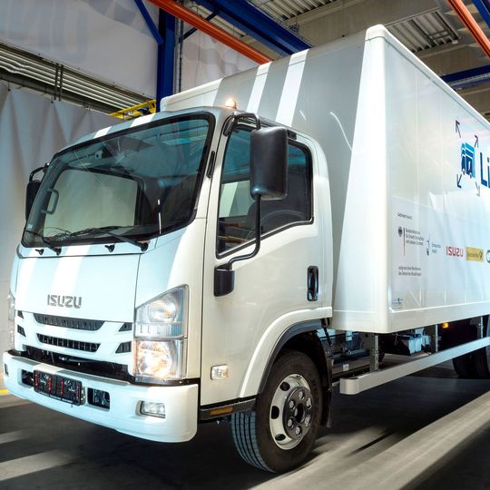 Der 7,5-Tonner „Li-Ve 1“ basiert auf einem Isuzu-Modell. Der Dieselmotor wird durch einen E-Antrieb ersetzt.(Bild:  BPW Bergische Achsen)