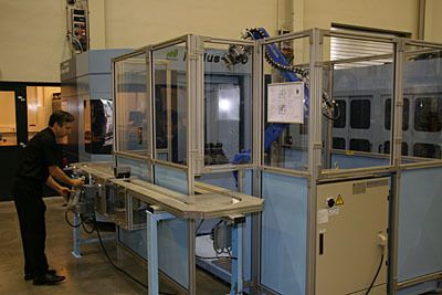 Bearbeitungszentrum Matsuura H.Plus-300 mit Roboter und Werkstücktransportband. (Archiv: Vogel Business Media)