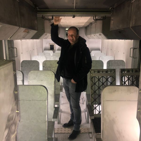 Jochen Schürgens, Geschäftsführer von Fire GO, im Flugzeugmodell (Bild: Fire Go GmbH)