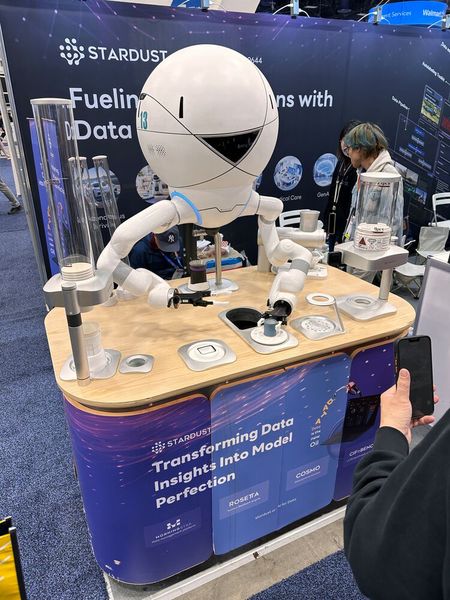 So sehen die Kellner von morgen aus. Ob sie auch Trinkgeld verlangen? (Bild: Vogel IT-Medien)