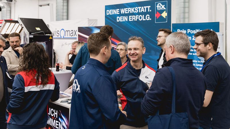 Kommunikation mit Teilnehmern am Stand von Fix Auto, neben der Messe Automechanika, dem Rückverformungswerkzeug-Anbieter Carbon, der Prüforganisation Dekra, dem Reparaturlack-Hersteller PPG und der Rechtsanwaltskanzlei Voigt einer der sogenannten Business Partner Platin der WKST 2026. (Bild: Stefan Bausewein)