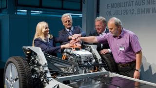 Leiterin Produktions- und Fahrwerkskomponenten Barbara Bergmeier, Bundesverkehrsminister Peter Ramsauer, BMW Group Produktionsvorstand Frank-Peter Arndt und stellvertretender Betriebsratsvorsitzender Dingolfing Erwin Gegenfurtner verbinden den Hochvoltspeicher mit dem E-Antrieb. (BMW)