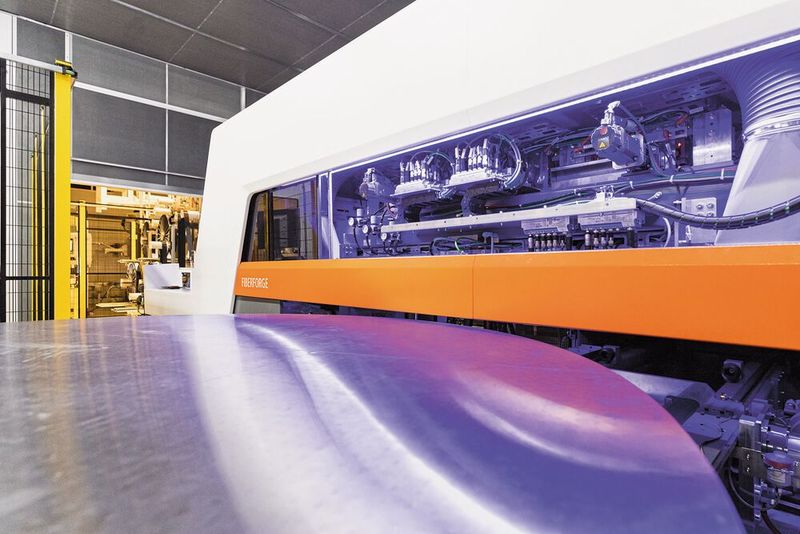 Ressourcen schonen, wirtschaftlicher produzieren: Beim Schneiden und Legen von Tapes sorgt die Anlage Fiberforge dafür, Rohstoffe effizient zu nutzen.   (Bild: Luk Collet)