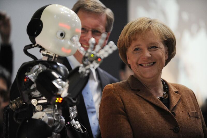 Angela Merkel bestaunt den bionomisch inspirierten Industrieroboter. (Archiv: Vogel Business Media)