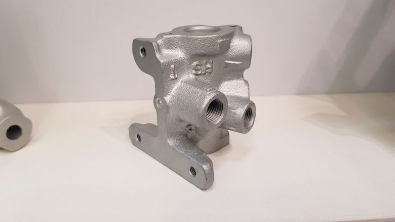 Neben der Nasslack-, Pulver- und KTL-Beschichtung bietet Benseler auch das Dünnschicht-Korrosionsschutz-System GEOMET an. Die in einer weitgehend anorganischen, chromfreien Matrix eingebettete Zink-/Aluminium-Lamellenschicht ist durchschnittlich 8 µm dick. (Bild: D.Quitter/VCG)