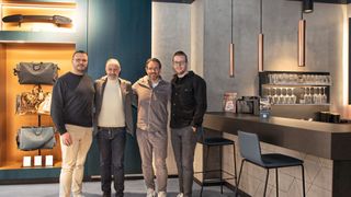 Über die Cupra-Optik in der Cupra Garage Nürnberg freuen sich (v. l.) Steffen Zink (Verkaufsleiter Cupra Nürnberg), Markus Kugler (Geschäftsführer der Feser Graf & Co. Automobil Holding), Erik Händler (Leiter Händlerorganisation bei Cupra in Deutschland) und Max Feser (Markensprecher Cupra in der Feser-Graf-Gruppe) (Bild: Feser-Graf)