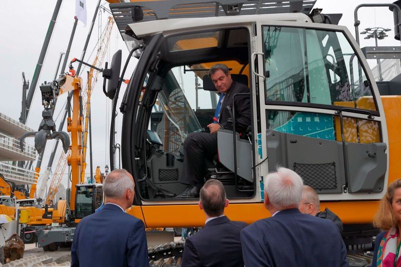 Bei Liebherr kletterte der bayerische Ministerpräsident gleich selbst ins Cockpit. Auf dem Außengelände der Bauma hat Liebherr eine Fläche von 14.000 Quadratmeter gebucht und zeigte dort mehr als 70 Baumaschinen, darunter auch Krane in allen Größen. (Bild: Sandro Kipar/VCG)