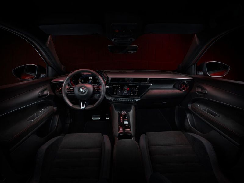 Der Innenraum des kleinsten Alfa mutet wie in den meisten heutigen Auto eher wie der Arbeitsplatz in einem ordentlichen Büro als das Cockpit eines Autos an. (Bild: MAXSARAROTTO/Alfa Romeo)