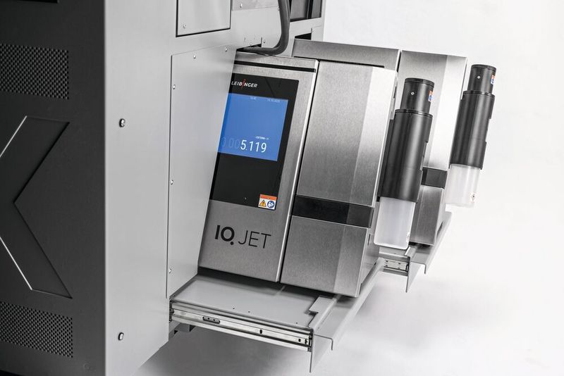 Integrierte Kennzeichnungstechnologie: Die beiden Leibinger Iqjet sind platzsparend und einfach zugänglich über eine praktische Schublade direkt in das Gehäuse der Zeta 620 G2 integriert (Bild: Komax AG)