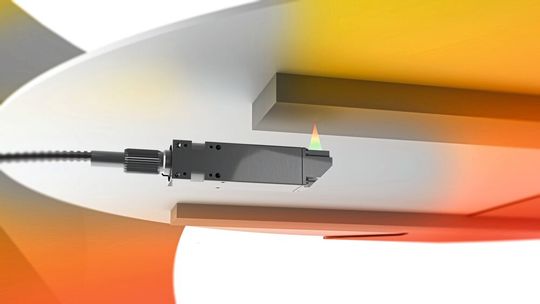 Bild 5: Ein IFS2407-HT/VAC-Sensor misst im Vakuum berührungslos die Z-Höhe des Greifwerkzeugs mit aufgelegtem Wafer und überwacht Hubbewegungen in Echtzeit. (Bild:  MICRO-EPSILON MESSTECHNIK)