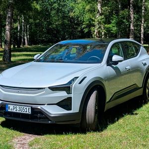 Mit einem Wendekreis von 11,8 Metern entpuppt sich der Polestar 3 auch in der Stadt als agiles Auto.(Bild:  Mauritz – VCG)