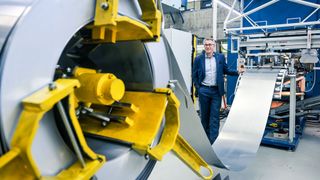 Institutsleiter Prof. Mathias Liewald an der Versuchsanlage am Institut für Umformtechnik der Universität Stuttgart. (Max Kovalenko, Universität Stuttgart)