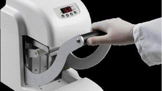 Der manuelle Heat Sealer Thermobond von Porvair Sciences für Plattenversiegelung mit hoher Wiederholpräzision und Probenintegrität.  (Bild: Porvair)