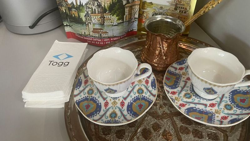 Bei Togg gab es türkischen Kaffee und türkischen Honig als Aufmerksamkeit für die Journalisten. (Bild: Grimm – VCG)