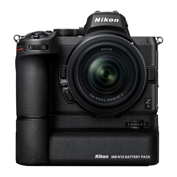 Optional gibt es einen Multifunktionshandgriff für die Nikon Z5, der zwei Akkus aufnehmen kann. (Nikon)
