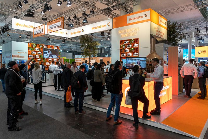Weidmüller bekräftige auch auf der Messe den Anspruch, seine Kunden von der Datenerfassung, der Datenvorverarbeitung und Steuerung über die Datenkommunikation bis zur Datenanalyse und -visualisierung unterstützen zu wollen. Unter anderem erfuhr man hier vom Remote I/O-Systeme U-Remote, das entweder als Schaltschranksystem, in gemischten IP20- und IP67-Anwendungen oder auch zur Signalbindung direkt im Feld genutzt werden kann. (Bild: Vogel Communications Group)