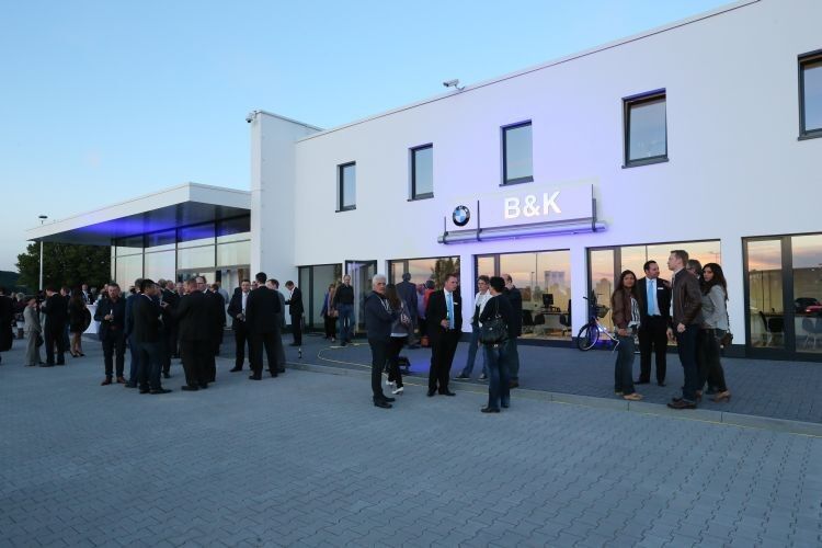 Über 1.000 Kunden, Herstellervertreter und Mitarbeiter feierten die Neueröffnung. (Foto: B&K)