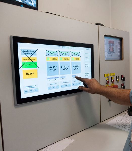 Die Visualisierung im Leitstand des Splittwerks in Iffezheim basiert auf einem modernen Touchpanel mit kapazitiver Multitouch-Technologie. (Bild: Peter Obenaus/ Eaton)