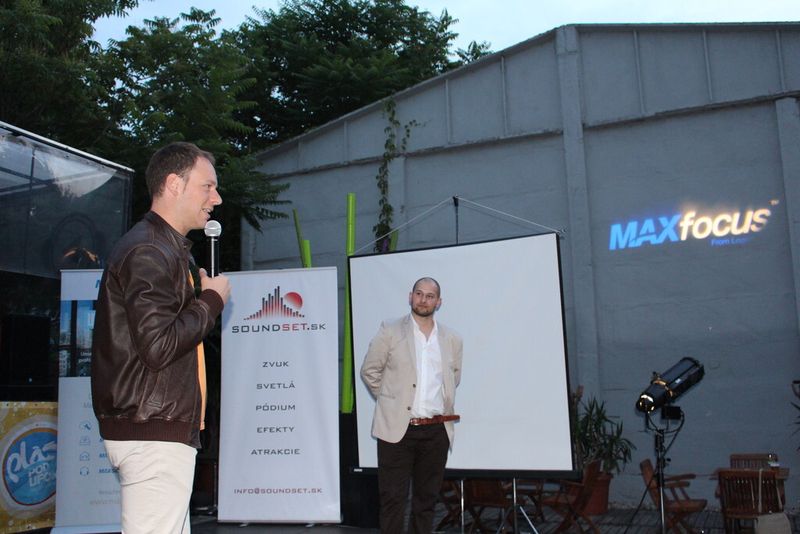 Acmeo-Chef Henning Meyer und Francesco Dibartolo vom Hauptsponsor MAXfocus begrüßen die Teilnehmer zur Abendveranstaltung. (Bild: Holger Esseling)