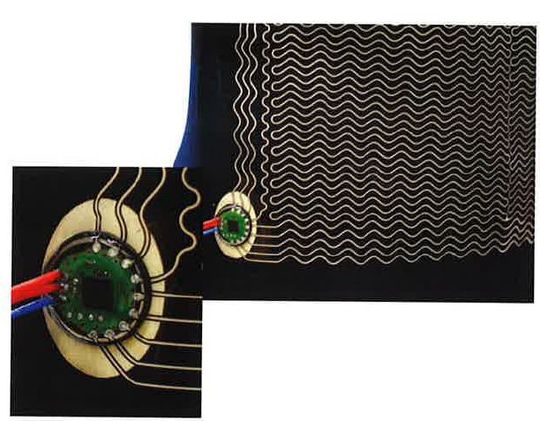 Ein Netz von Fäden durchzieht das intelligente T-Shirt. Bei Beschädigung kann es einen Alarm auslösen oder die Vitalparameter des Trägers aufnehmen.(Fraunhofer)