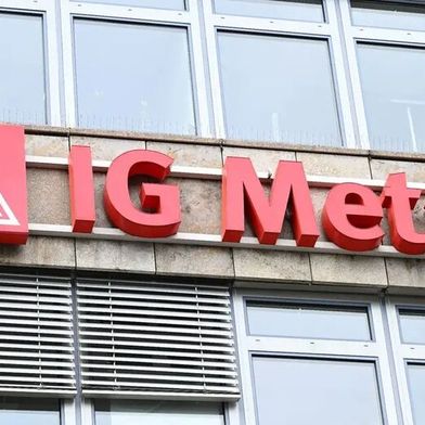 Im Herbst finden wieder Tarifverhandlungen für die Mitarbeiter der Metall- und Elektrobranche statt, weil der seit 2024 bestehende Vertrag ausläuft. Diesmal gibt es aber etwas Besonderes anzumerken! Denn die Gewerkschaft will ihre Forderungen nicht schon im Sommer kundtun ... (Bild: IG Metall)